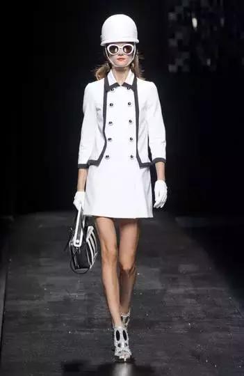 女明星把它宠上了天，一年四季走哪儿带它！