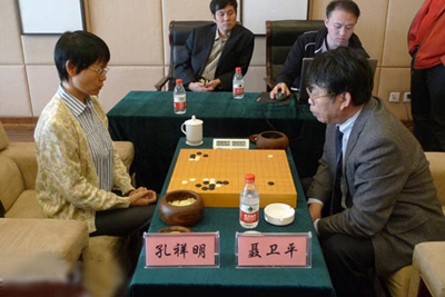 65岁棋圣聂卫平近照，离婚两次后娶小23岁美女，被骂第一渣男