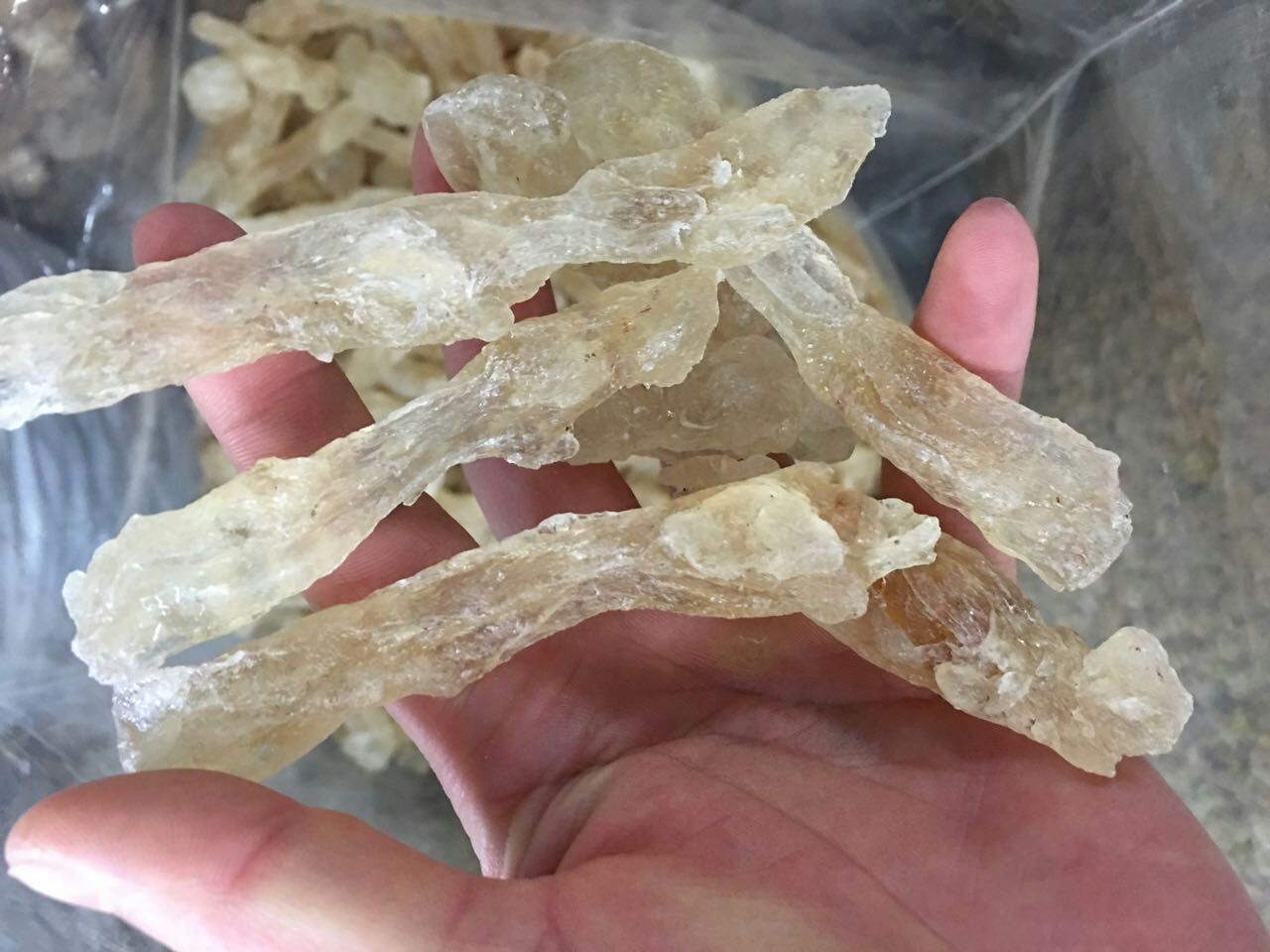 桃胶又叫雪燕吗,雪燕桃胶皂角米价格