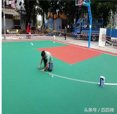 如何区分水泥篮球场和塑胶篮球场,彩色篮球场是不是水泥地