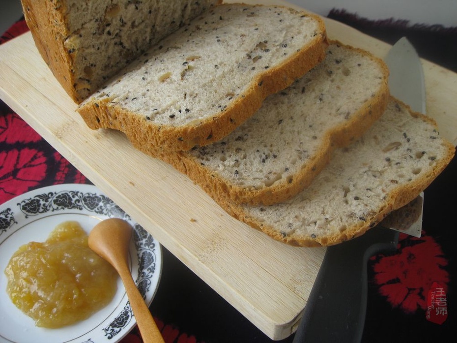 黑芝麻核桃吐司面包,核桃白芝麻面包