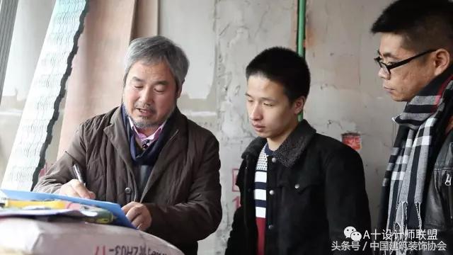 王铁给雷锋“的哥”换了新家还替他解决了儿子的婚姻大事