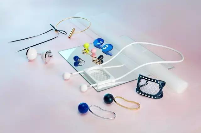 把足球放脖子,足球打在脑袋上会怎么样