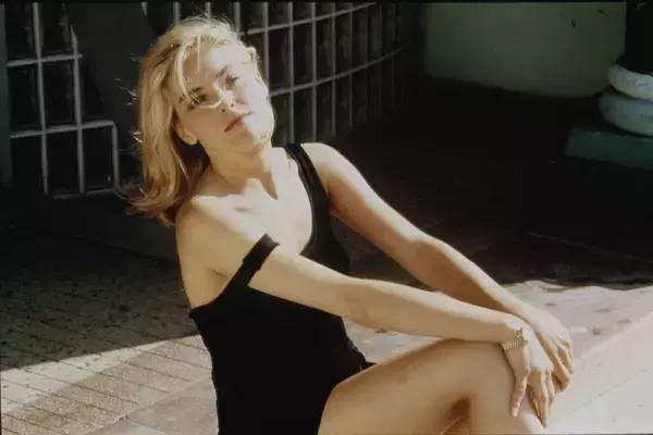 要不是导演*拍偷**女明星，这个很多人心目中的经典画面就不复存在了