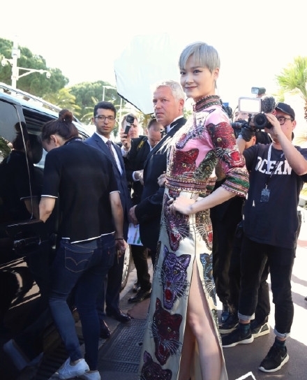 李宇春深v高叉鱼尾裙造型,李宇春穿西装的惊艳