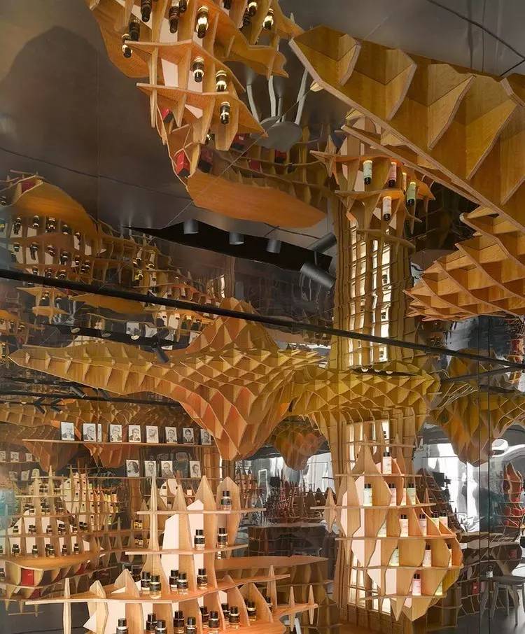 展翅腾飞的香水店