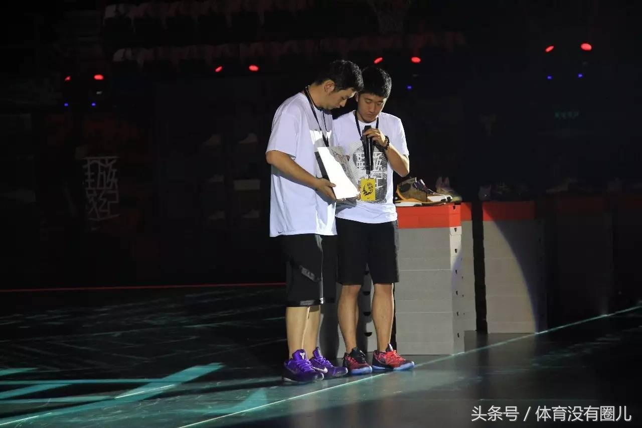 还在抱怨鞋柜里缺一双球鞋?那么这个苏州男孩关于NBA的收藏