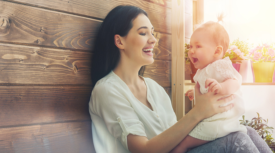 新手爸妈怎么抱宝宝,新手爸爸抱娃正确姿势