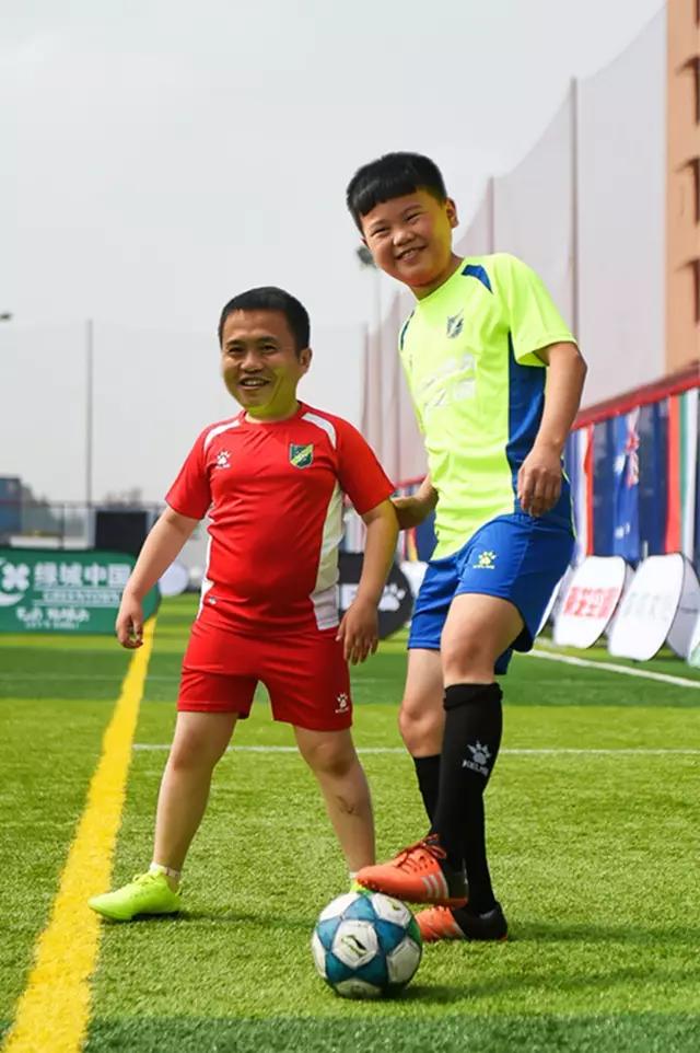 踢球去“变形计”，绿城小将玩转“换脸”，毫无违和感！