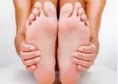 脚脱皮是什么原因造成的视频,脚缝里烂了脱皮是什么原因
