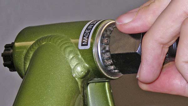 自行车上的螺纹孔,自行车上管的两个孔