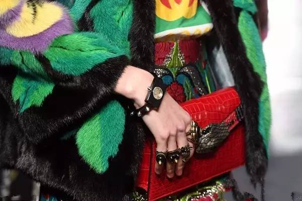 2017蛇与骨的华丽融合!古驰又承包了我下半年的钱包了!