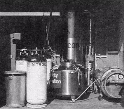 他高中没毕业，却亲手处理了首例“冷冻人”，现在竟还要让其复活