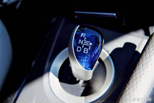 电动汽车充电折叠车,科技感十足的折叠电动车