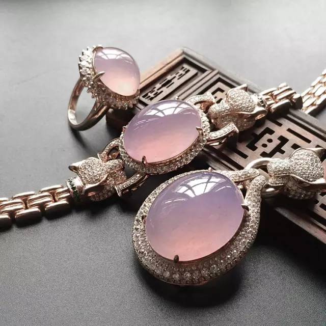 粉色紫罗兰翡翠,女人喜爱的珠宝