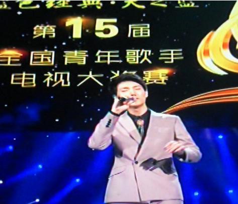 他是低音王子，曾参加07快男，跪地求关注被骂，歌手4踢馆成功