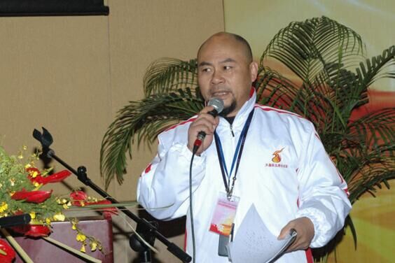 他们是少林一虎一豹，助警方押解黑帮老大，却被举报给方丈献美女