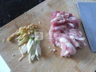 炒菜时关火放味精做法,味精和鸡精放进去多长时间关火