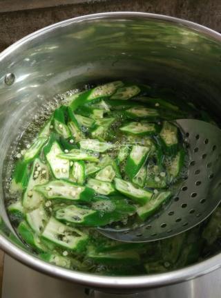 香肠炒秋葵做法步骤,炒秋葵鸡蛋的家常做法