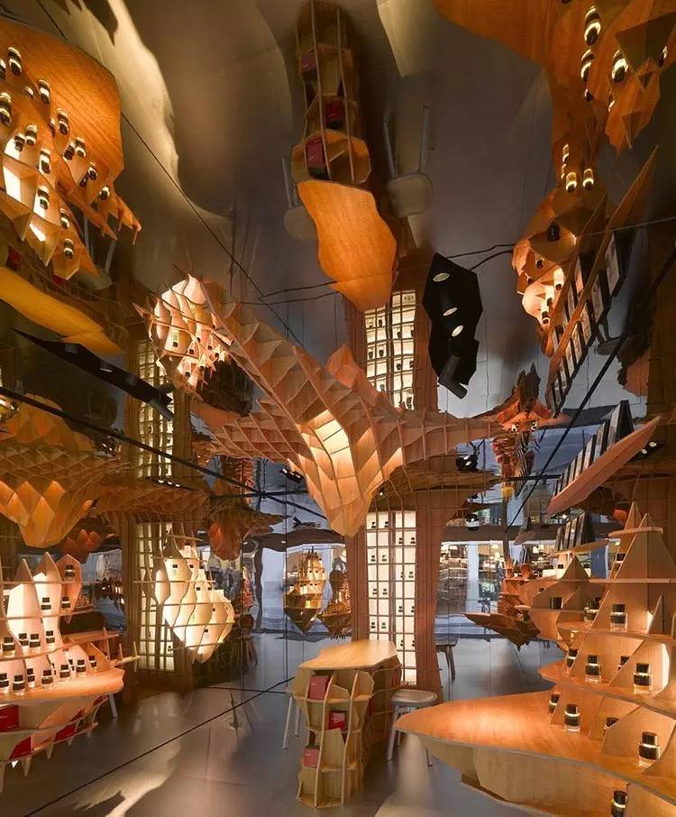 展翅腾飞的香水店