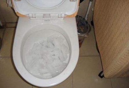 马桶被粪便堵了如何自己快速疏通,袜子把马桶堵了如何自己快速疏通