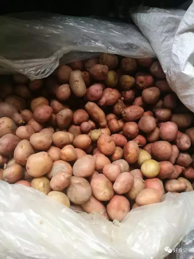 土豆和鸡一家亲，突然插了个杠子馍，这情况可就复杂了……