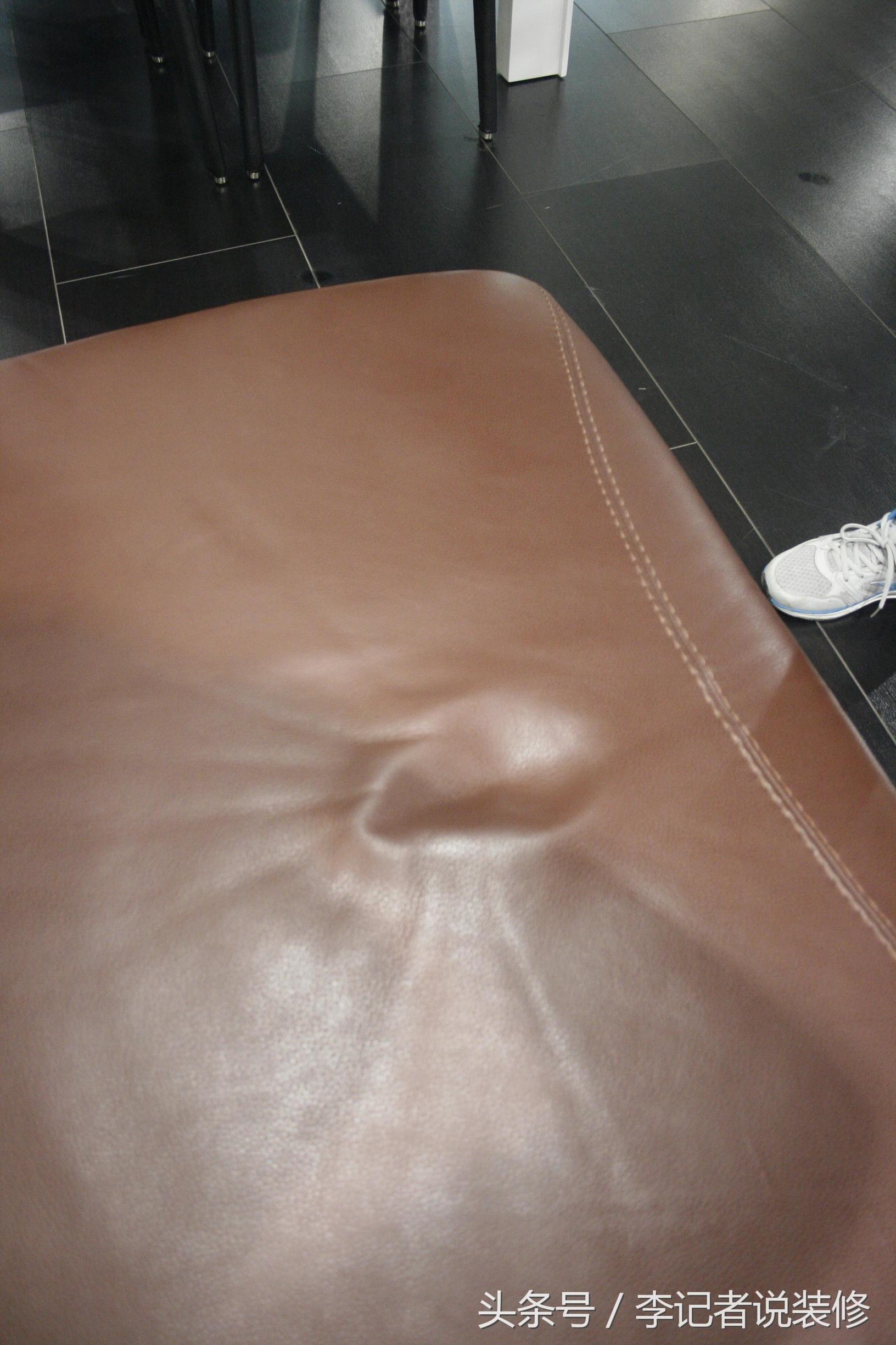 好真皮沙发的皮可以“吹透水”沙发塌陷多是拉簧绷带质量差