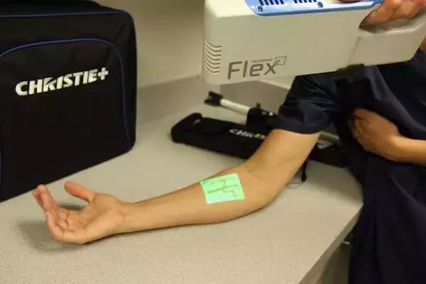 这个黑科技能照亮你的血管，让护士好好地给你扎针！