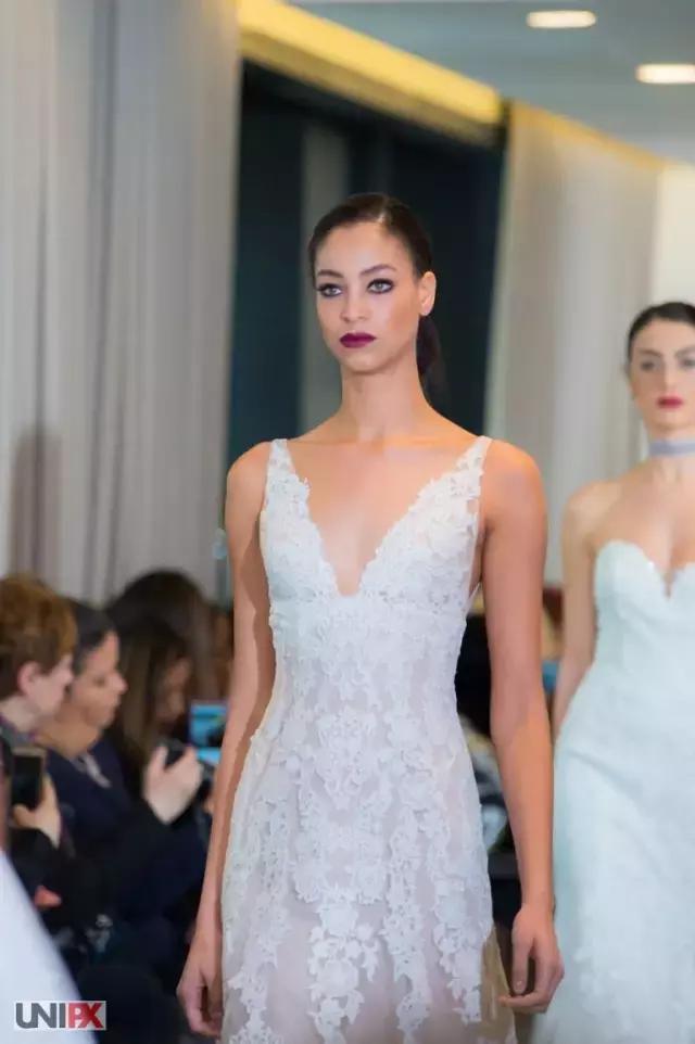 谁家的婚纱可以让你在海边举办婚礼也不怕晒黑？