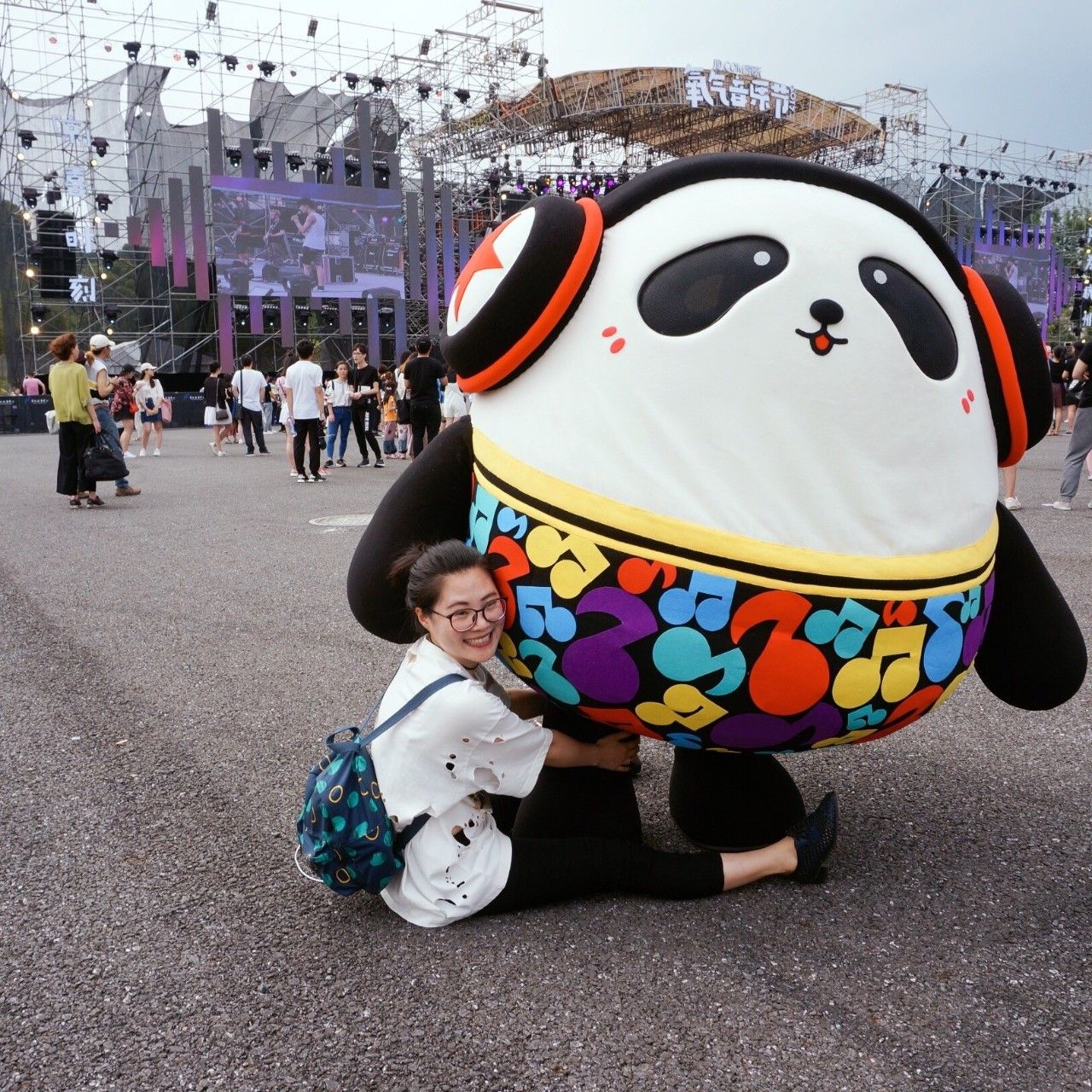 麦克熊猫首现氧气音乐节萌翻人群嗨不停