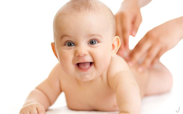 宝宝每次洗澡都哭闹怎么回事,新生儿洗澡和换尿布哭闹很厉害