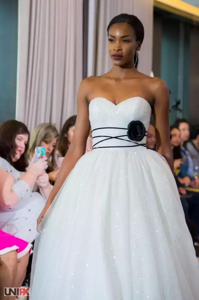 谁家的婚纱可以让你在海边举办婚礼也不怕晒黑？