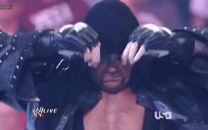 他的传奇不需要WWE冠军来烘托！他只要动动手指，擂台就会踏