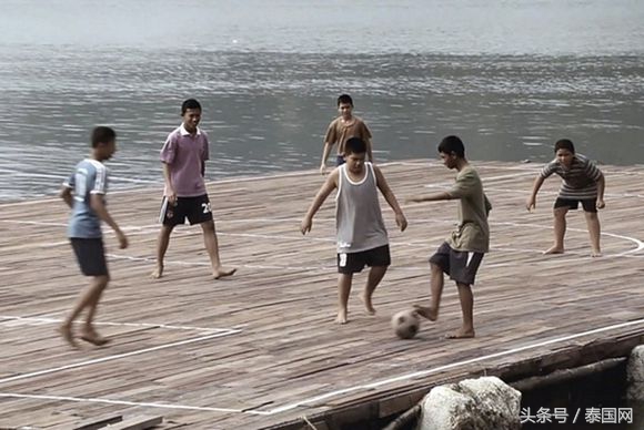 水上足球场的视频,漂浮水上的足球场