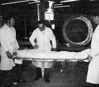 他高中没毕业，却亲手处理了首例“冷冻人”，现在竟还要让其复活