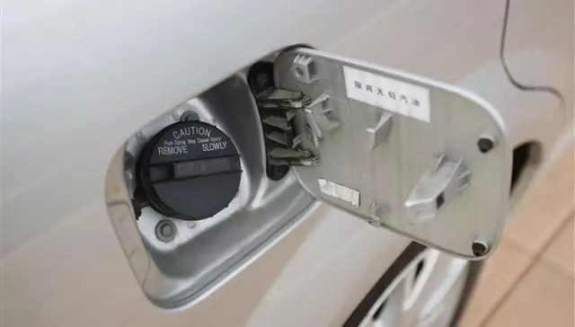 加油时油箱盖打不开怎么回事,加油油箱打不开