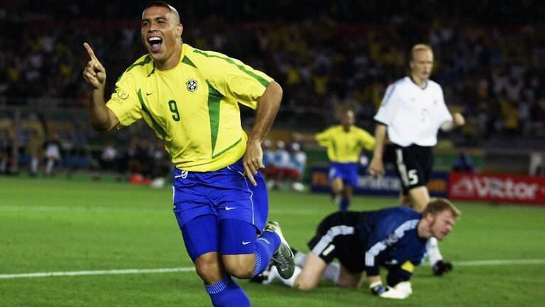 罗纳尔多与罗纳尔迪尼奥哪个厉害,罗纳尔多与c罗和小罗谁更厉害