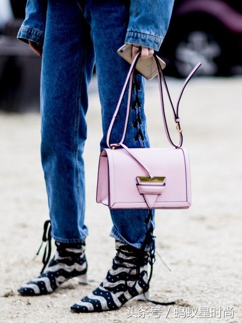 深秋款浅色微喇牛仔裤,早秋新款三角边牛仔裤