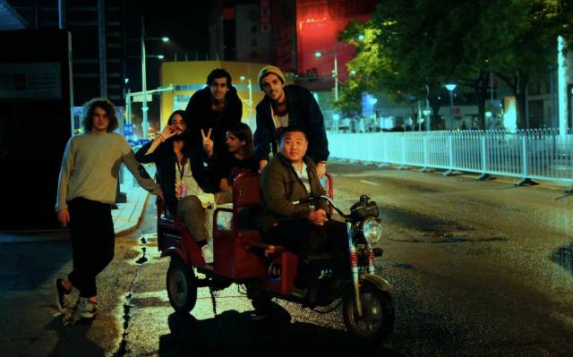 离京前夜，我们跟HolyBouncer约了顿二锅头