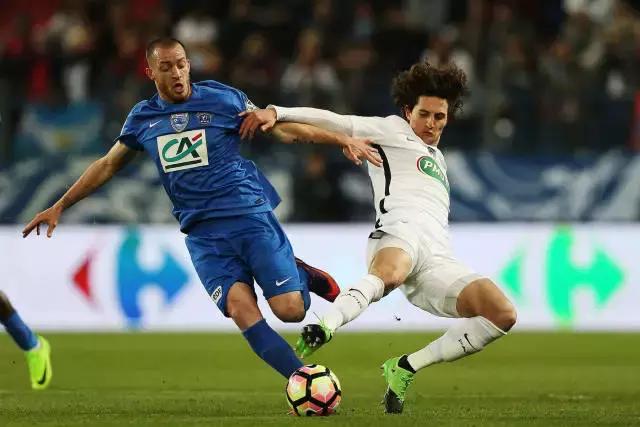 他们都穿什么篮球鞋,他们穿什么衣服翻译