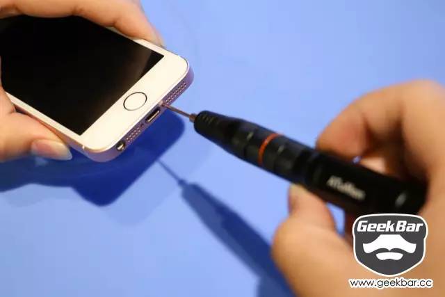 一套12合一的螺丝刀,一套小的螺丝刀