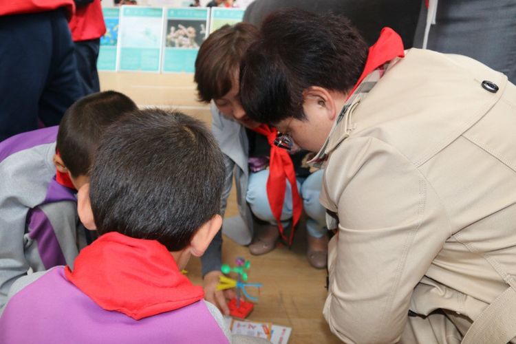 西宁市康南园山小学第二届“美艺相伴”艺术节之科技艺术体验活动