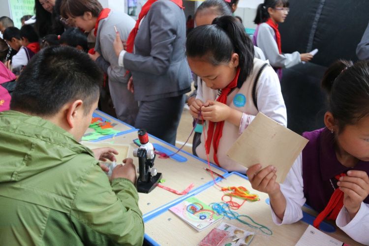 西宁市康南园山小学第二届“美艺相伴”艺术节之科技艺术体验活动