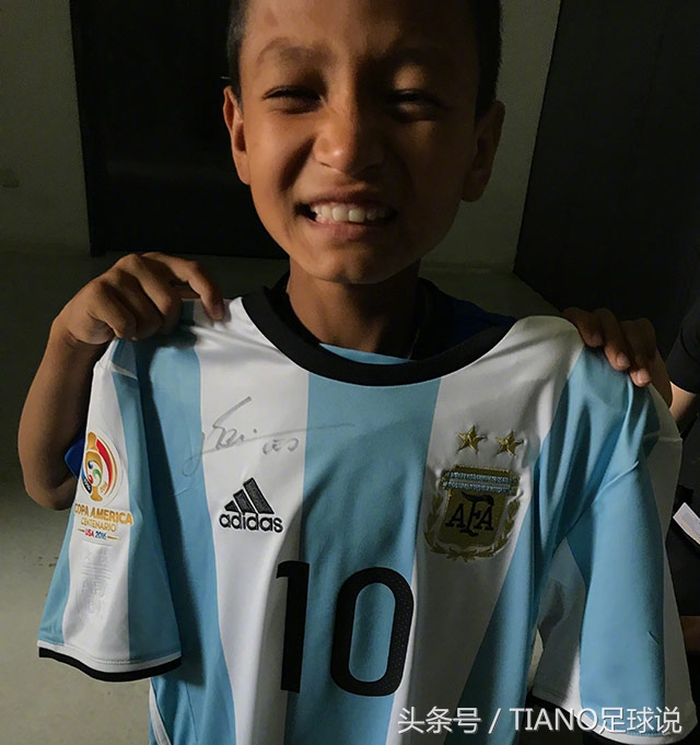 半月前托老师买足球的*疆新**少年如愿见到梅西