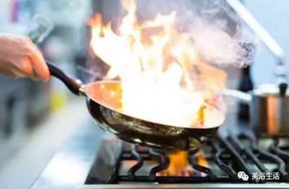 油锅起火加油灭火原理,油锅着火倒入较多蔬菜灭火原理