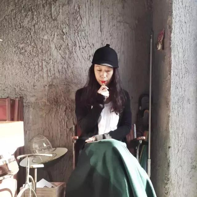 一对夫妻一墙之隔开两家咖啡店，上演的不是相爱相杀，而是了解