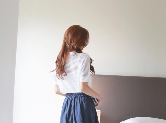 孙允珠夏日海边连衣长裙坐姿穿搭,孙允珠夏日背影