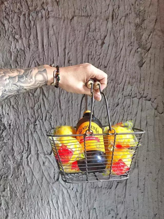 一对夫妻一墙之隔开两家咖啡店，上演的不是相爱相杀，而是了解