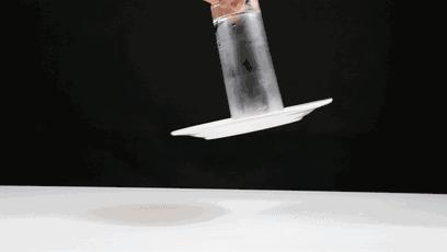 用一张纸巾放在杯子里不会漏水,用一张纸巾可以不脏手