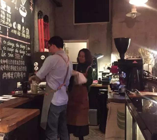 一对夫妻一墙之隔开两家咖啡店，上演的不是相爱相杀，而是了解
